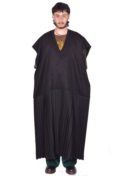 BLESS N°80 1062 PLISSEDRESSPONCHO CASHMERE BLACK | DOSHABURI Online Shop