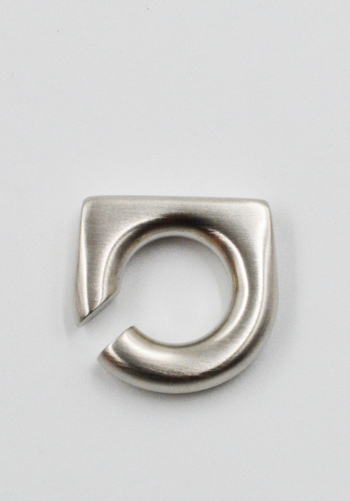 RICK OWENS MEN ROUND PRONG EAR CUFF PALLADIO FW25 | DOSHABURI Shop