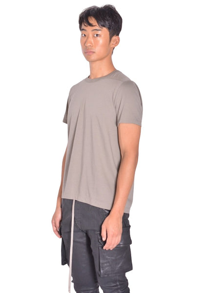 RICK OWENS MEN SHORT LEVEL T-SHIRT DRK PEARL FW26 | DOSHABURI Shop