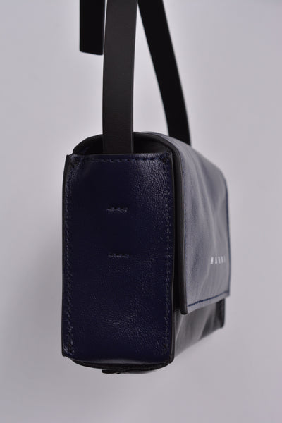 MARNI SBMQ0082U0 MINI MESSENGER BAG NAVY/BLACK FW23 | DOSHABURI Online Shop