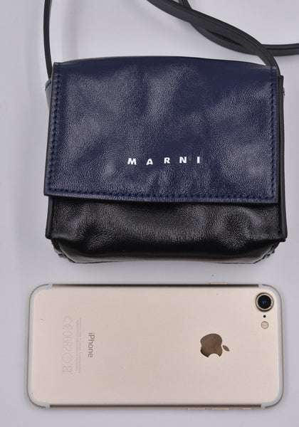 MARNI SBMQ0082U0 MINI MESSENGER BAG NAVY/BLACK FW23 | DOSHABURI Online Shop