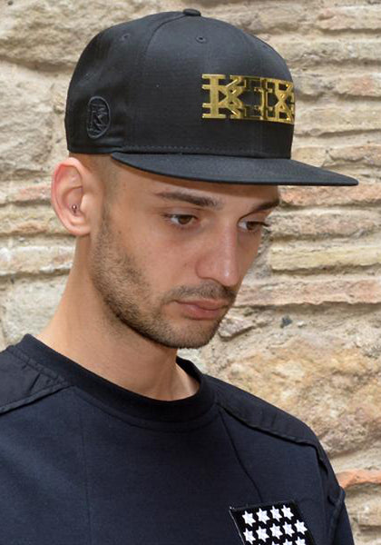 KTZ NEW ERA METAL BADGE SNAPBACK CAP BLACK/GOLD | 50% Off-Sale | Doshaburi Shop