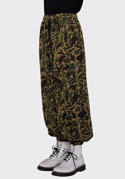 LU'U DAN MP004_FJ FLEECE BONTAN SWEATPANTS CAMO FW22 | DOSHABURI Online Shop