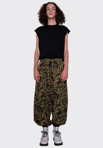 LU'U DAN MP004_FJ FLEECE BONTAN SWEATPANTS CAMO FW22 | DOSHABURI Online Shop