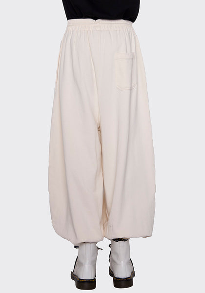 LU'U DAN MP004_FJ BAGGY BONTAN SWEATPANTS OFF-WHITE FW22 | DOSHABURI Online Shop