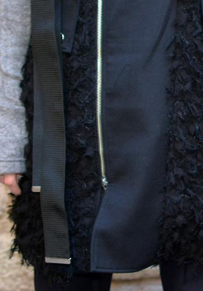 UJOH BELTED SHAGGY VEST BLACK | 50%OFF SALE | Doshaburi Online Shop