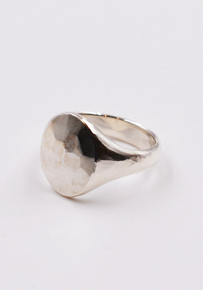 WERKSTATT MÜNCHEN M1001 SILVER SIGNET RING OVAL HAMMERED | DOSHABURI Online Shop